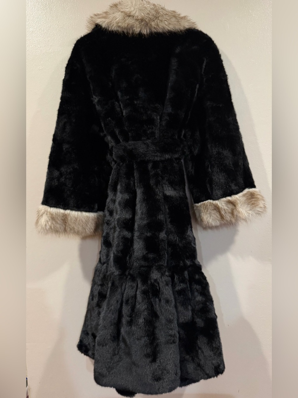 NWOT Black Faux Fur Long Coat with Beige Trim Size Medium/Large - Picture 10 of 13